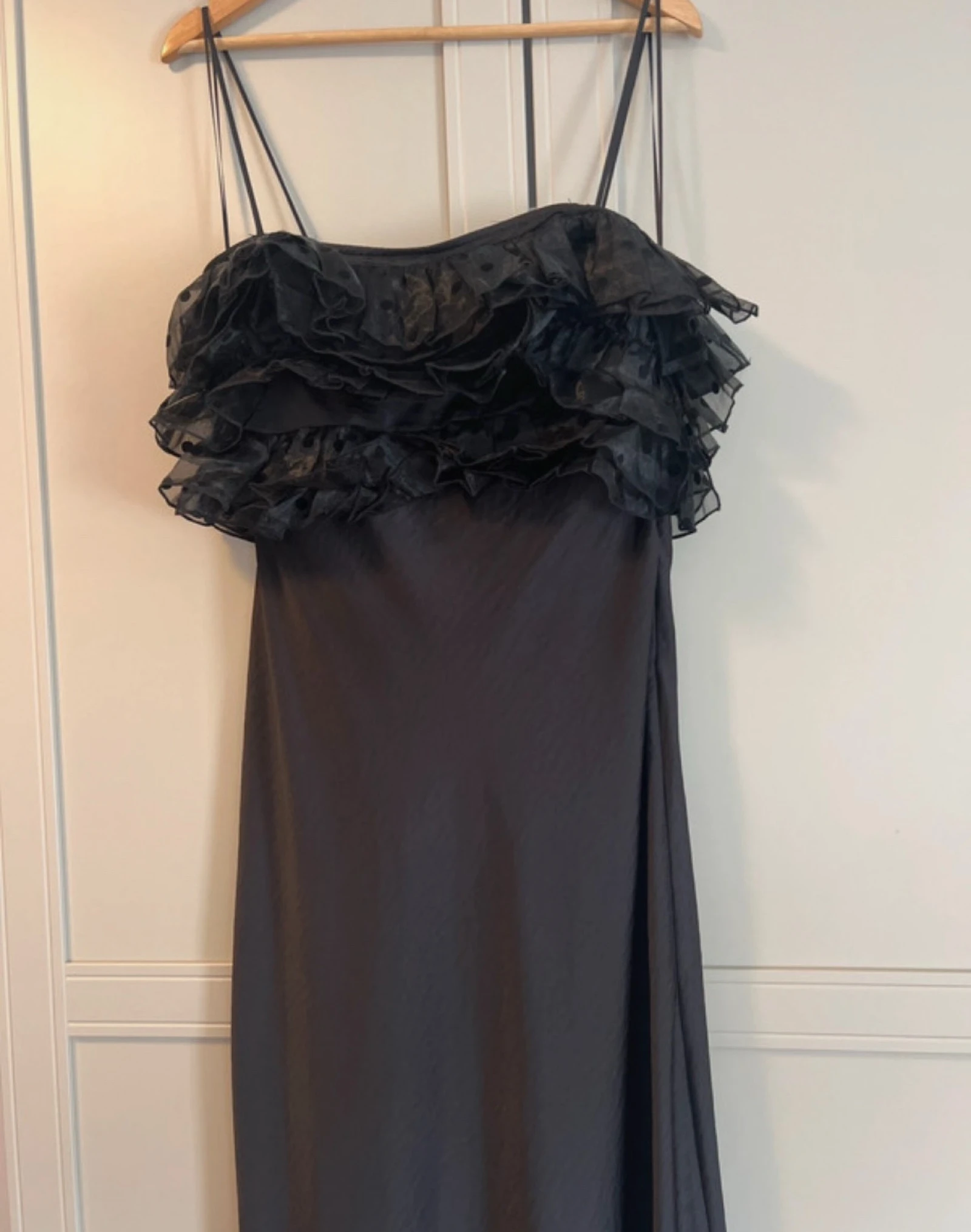 Robe satinée noire 